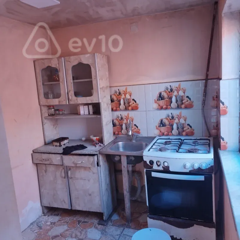 Kirayə verilir 3 otaqlı köhnə tikili 5 m²