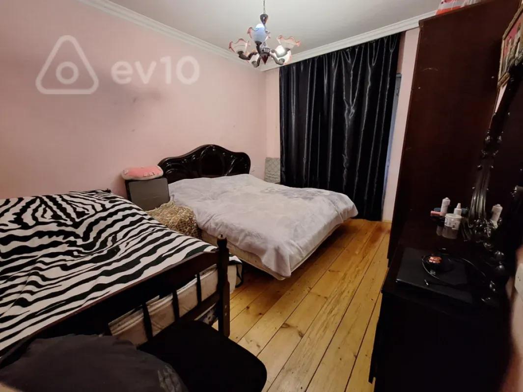 Satılır 9 otaqlı köhnə tikili 65 m²