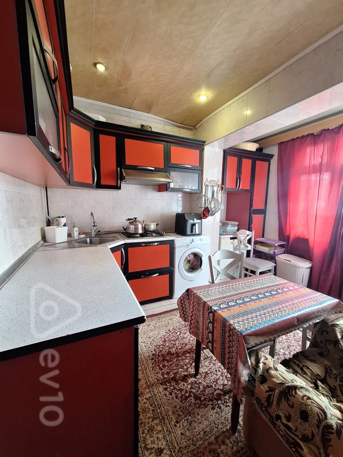 Satılır 9 otaqlı köhnə tikili 65 m²