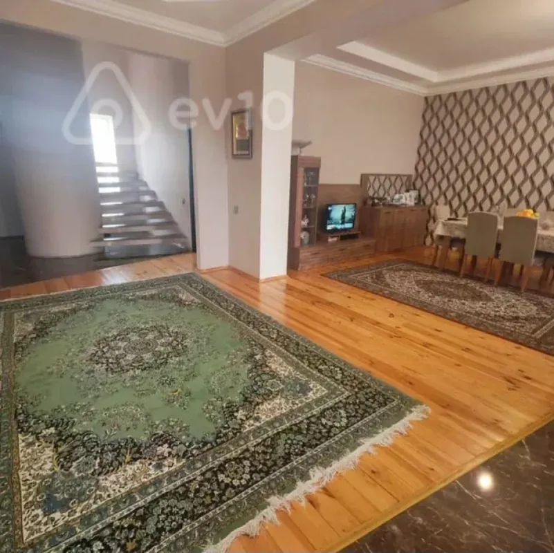 Satılır 9 otaqlı həyət evi 360 m²