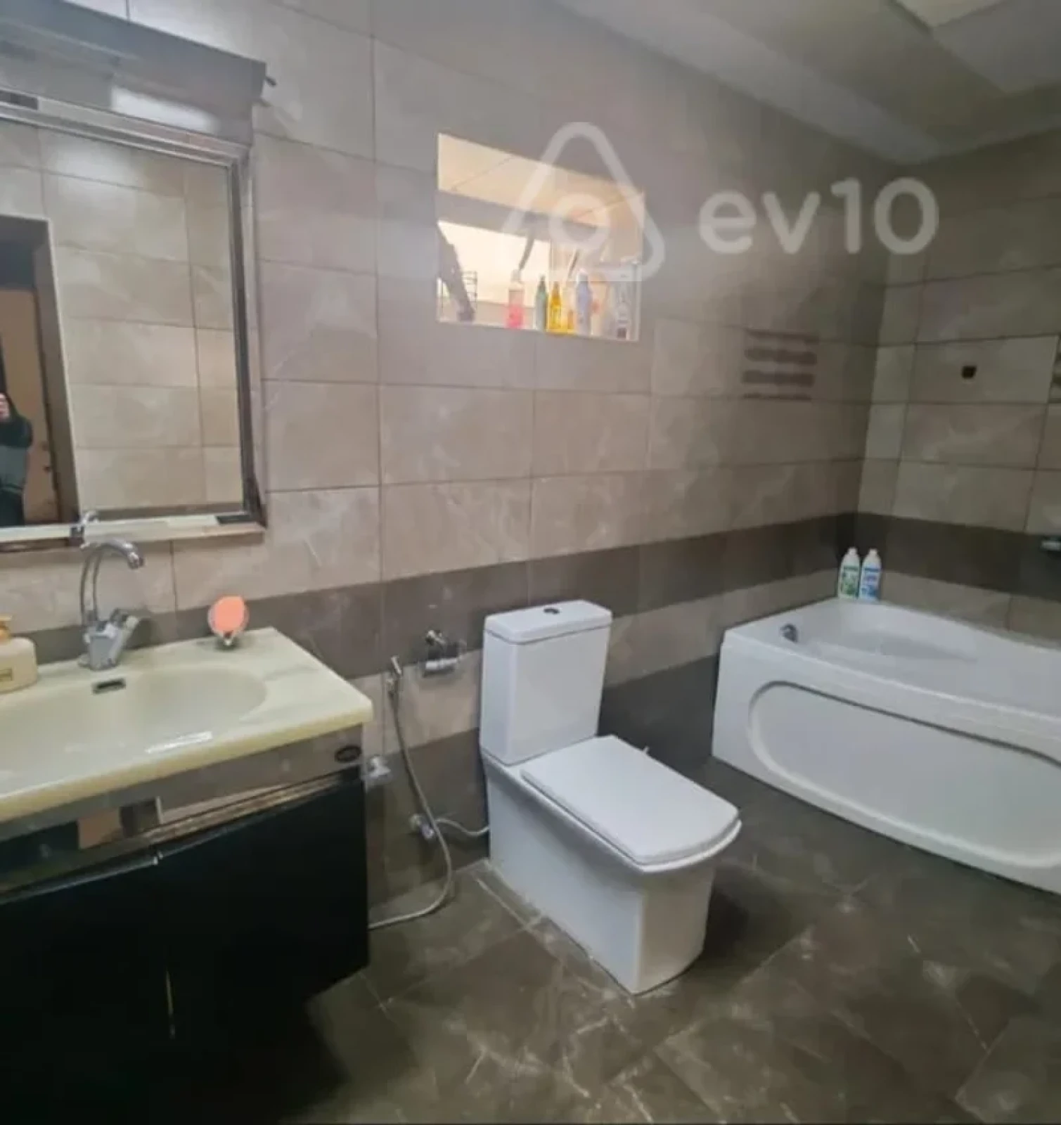 Satılır 9 otaqlı həyət evi 360 m²