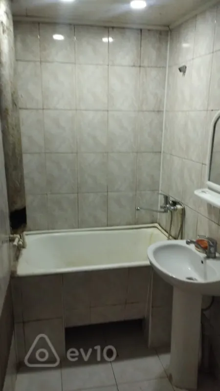 Kirayə verilir 4 otaqlı köhnə tikili 80 m²