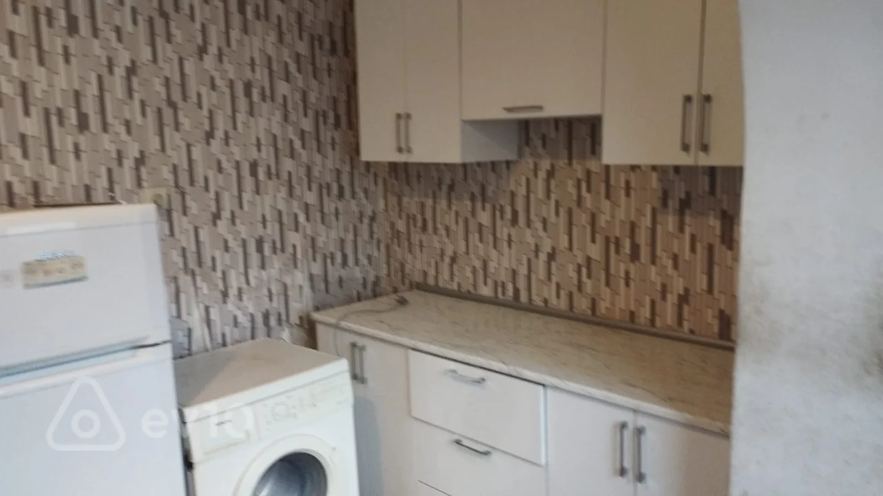 Kirayə verilir 4 otaqlı köhnə tikili 80 m²