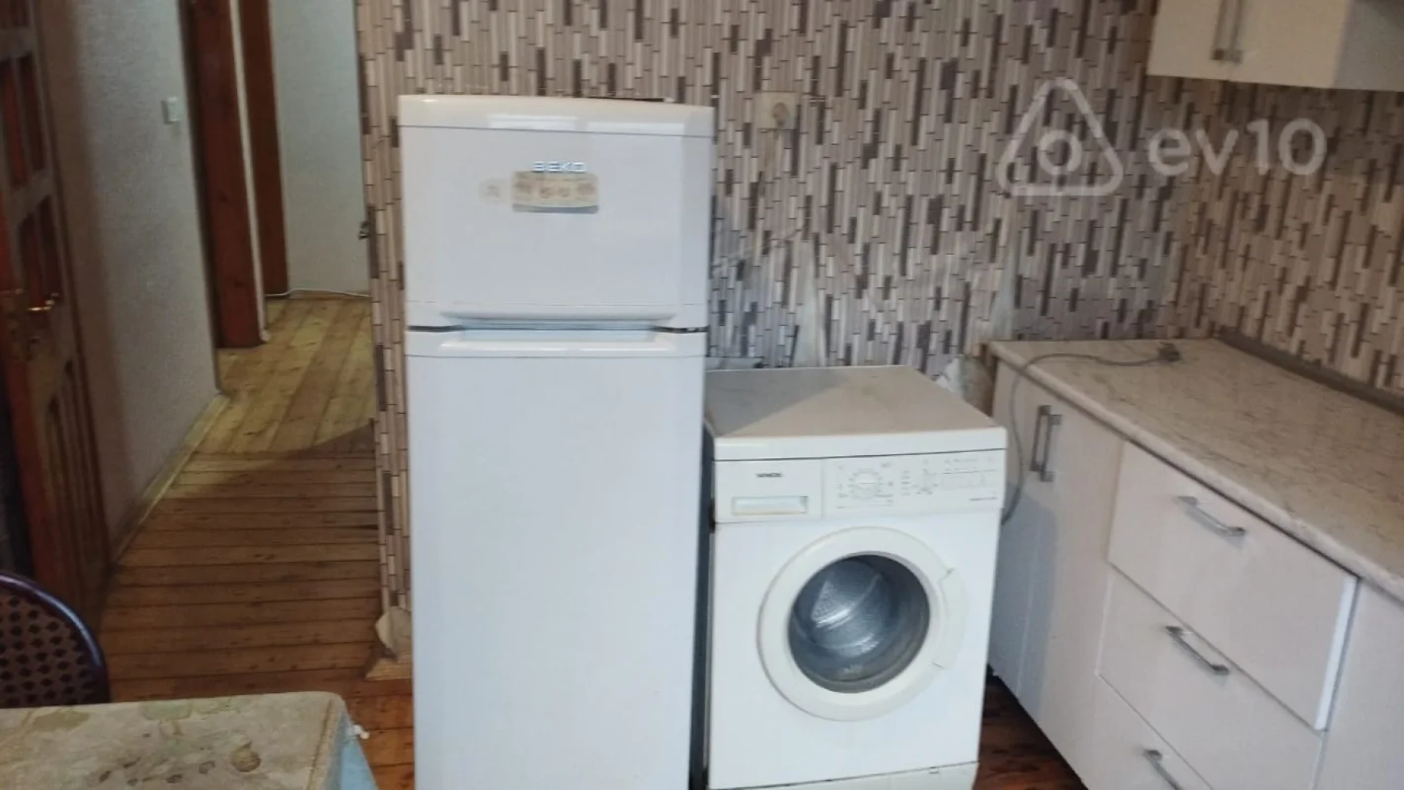 Kirayə verilir 4 otaqlı köhnə tikili 80 m²