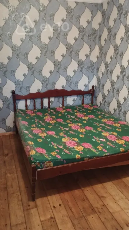 Kirayə verilir 4 otaqlı köhnə tikili 80 m²