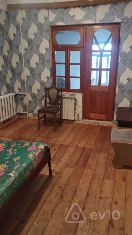 Kirayə verilir 4 otaqlı köhnə tikili 80 m²