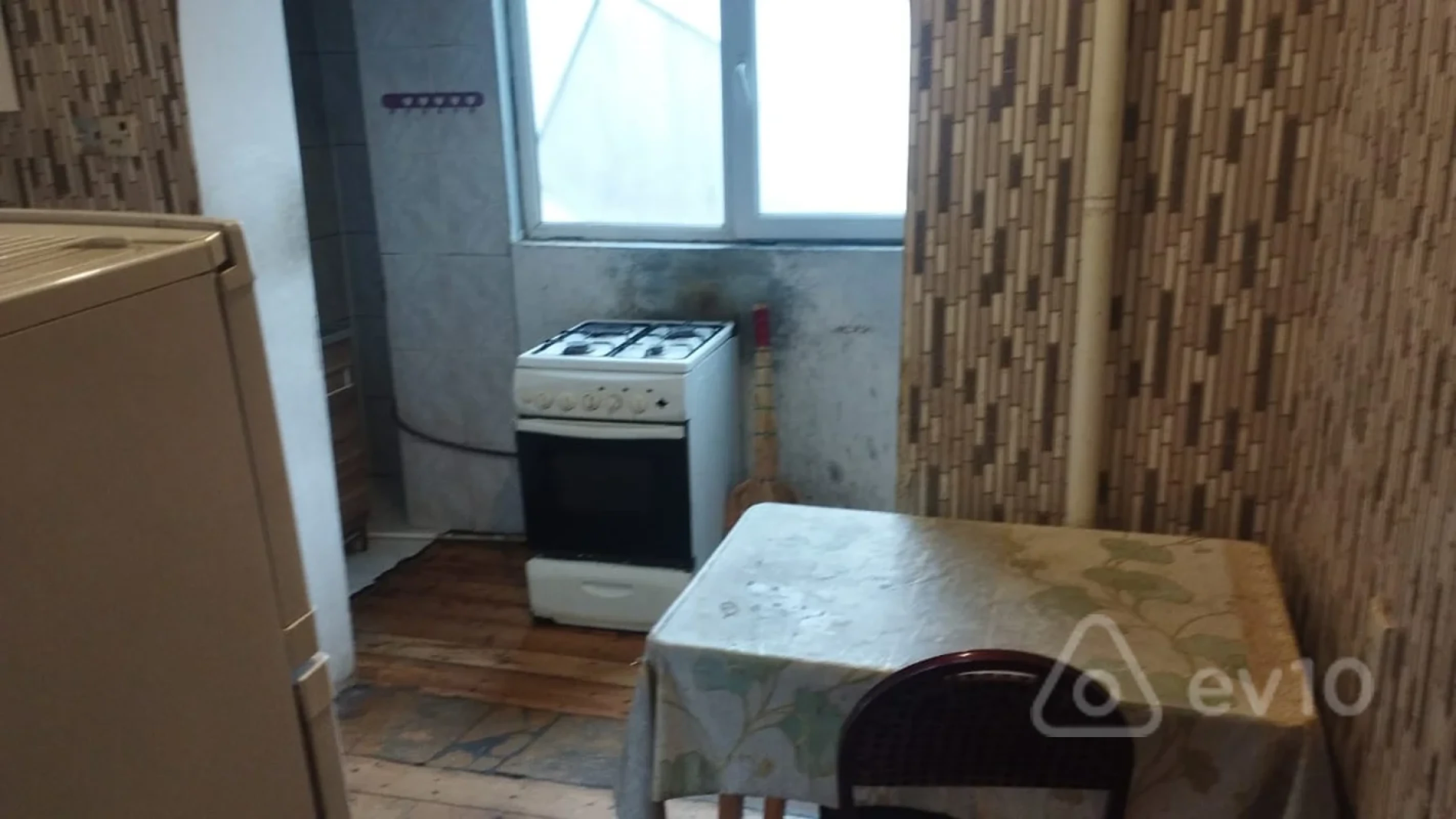 Kirayə verilir 4 otaqlı köhnə tikili 80 m²