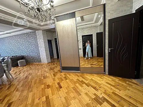 Kirayə verilir 3 otaqlı yeni tikili 165 m²