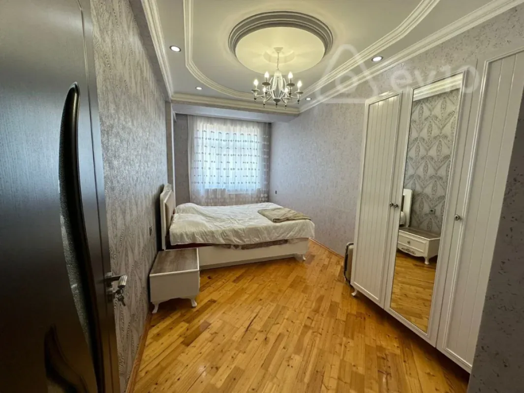 Kirayə verilir 3 otaqlı yeni tikili 165 m²
