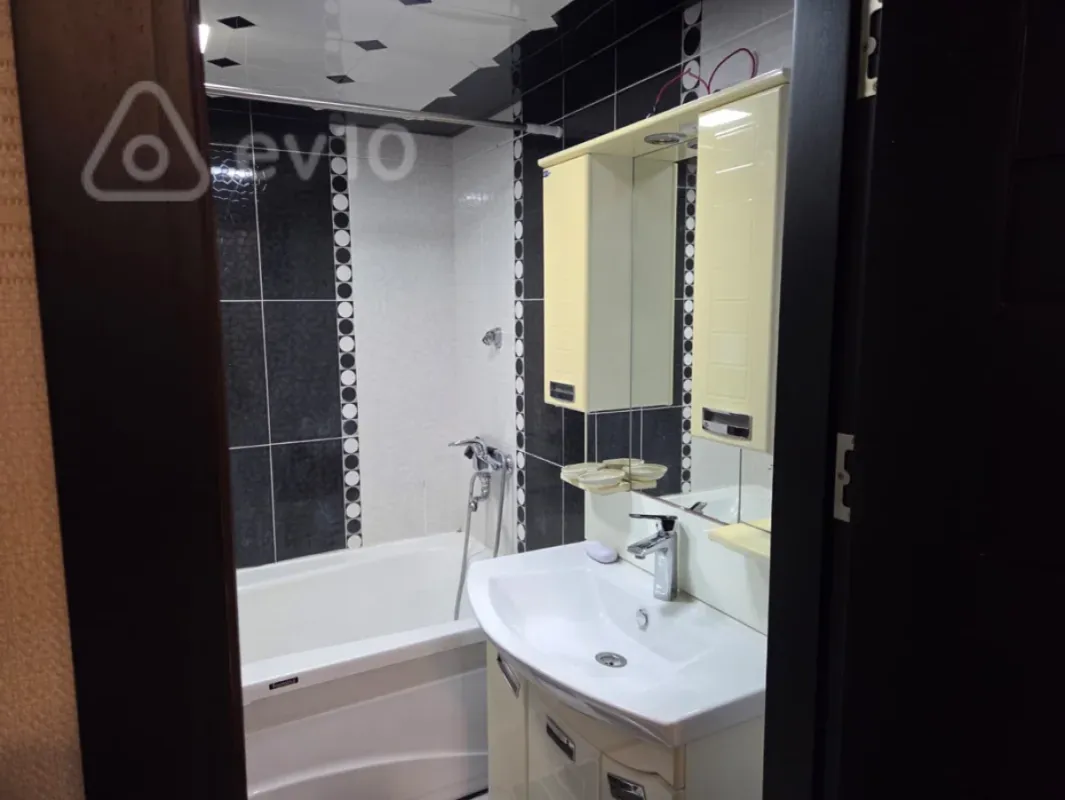 Kirayə verilir 2 otaqlı yeni tikili 101 m²