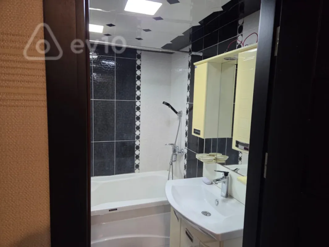 Kirayə verilir 2 otaqlı yeni tikili 101 m²