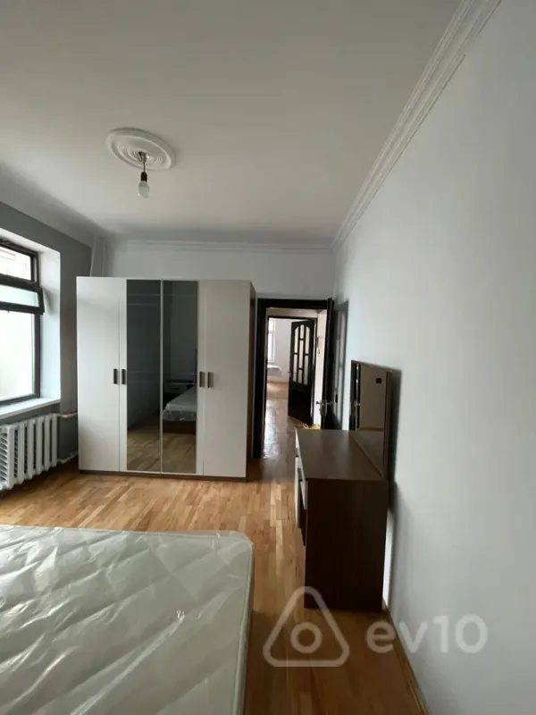 Kirayə verilir 2 otaqlı köhnə tikili 70 m²
