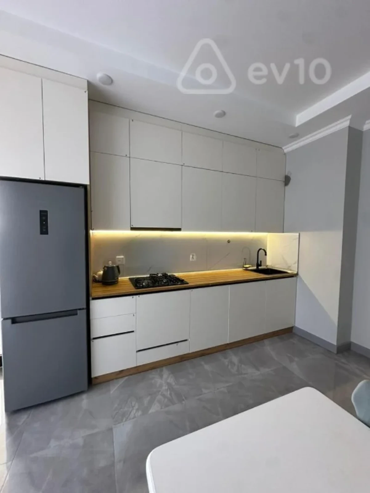 Kirayə verilir 2 otaqlı yeni tikili 77 m²
