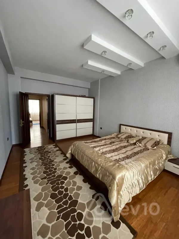 Kirayə verilir 3 otaqlı yeni tikili 150 m²