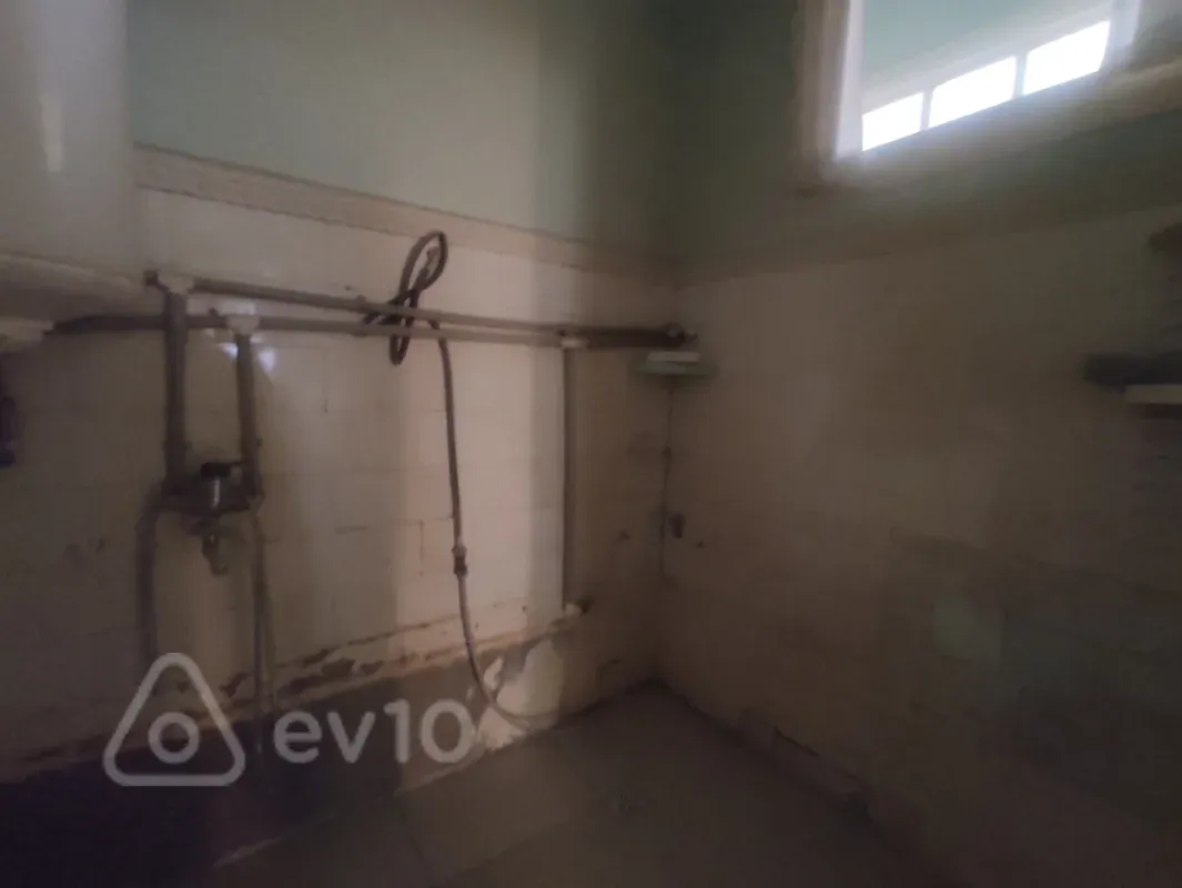 Kirayə verilir 2 otaqlı köhnə tikili 55 m²