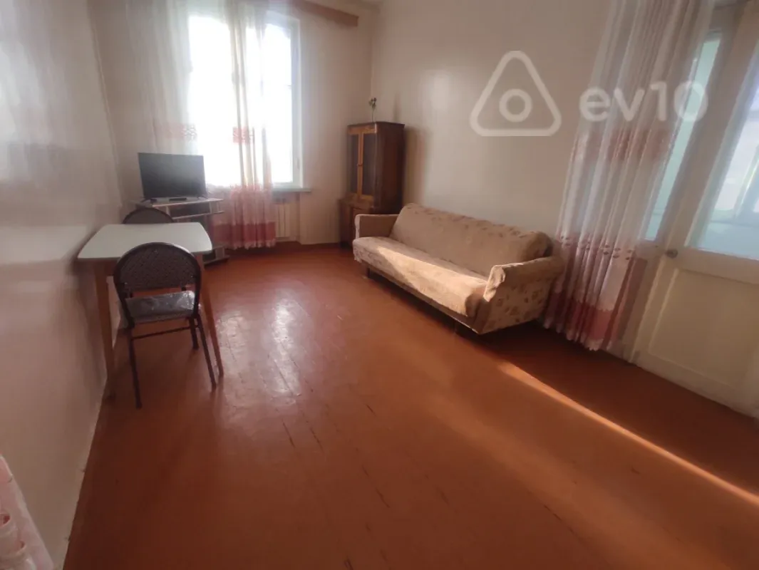 Kirayə verilir 2 otaqlı köhnə tikili 55 m²