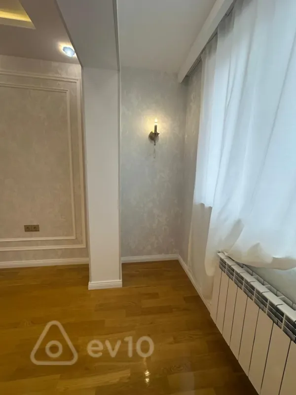 Satılır 3 otaqlı köhnə tikili 255000 m²