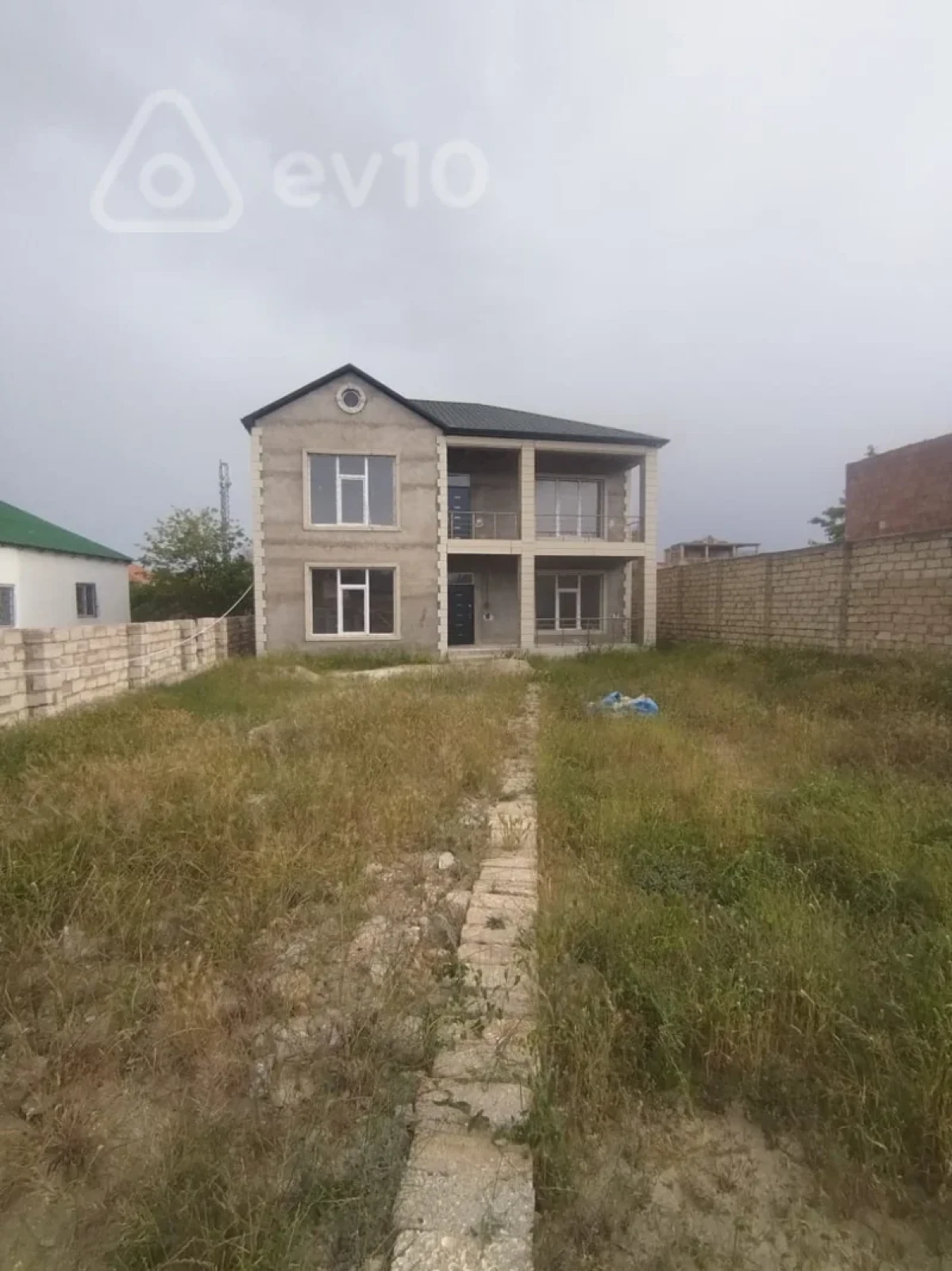 Satılır 9 otaqlı həyət evi 380 m²