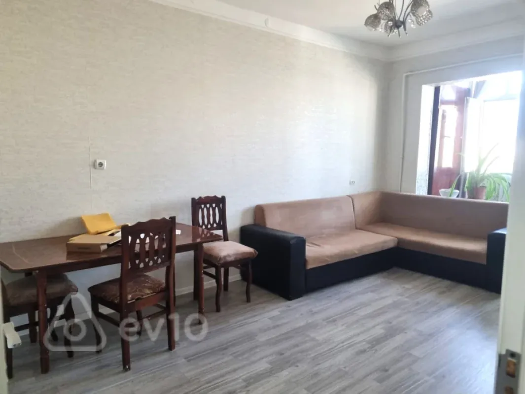 Kirayə verilir 2 otaqlı köhnə tikili 65 m²