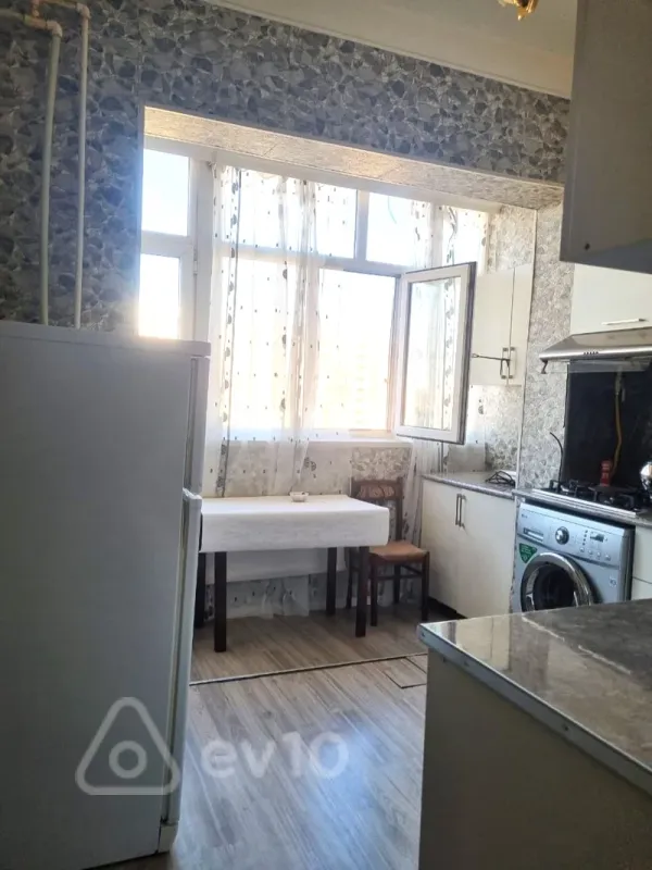 Kirayə verilir 2 otaqlı köhnə tikili 65 m²