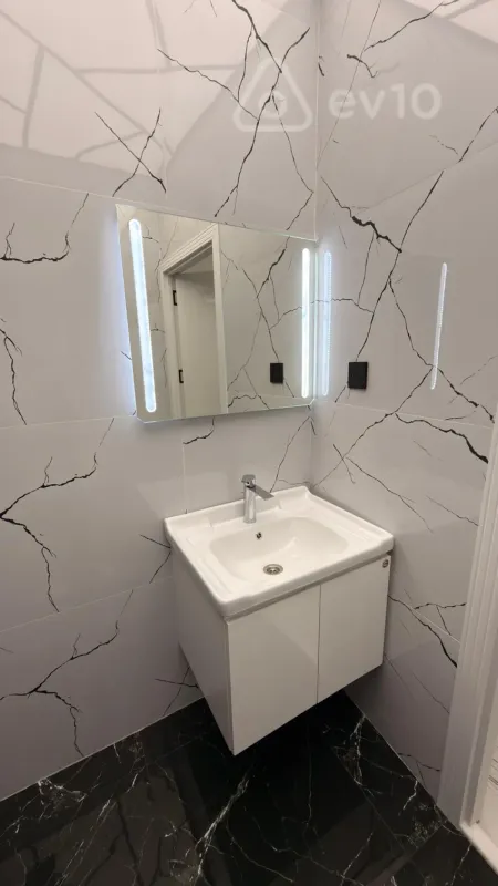 Kirayə verilir 2 otaqlı köhnə tikili 65 m²