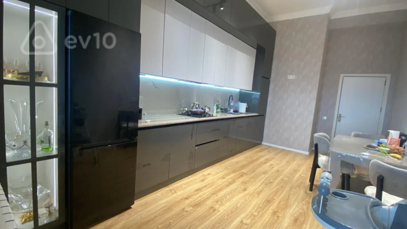 Kirayə verilir 4 otaqlı yeni tikili 143 m²