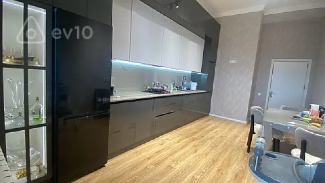 Kirayə verilir 4 otaqlı yeni tikili 143 m²