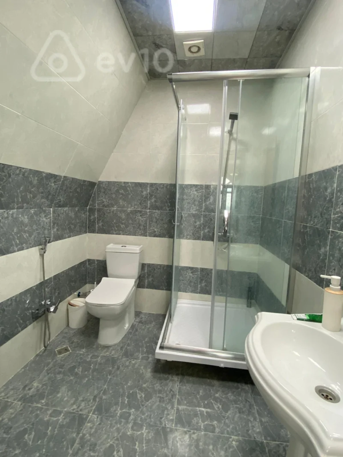 Kirayə verilir 4 otaqlı yeni tikili 143 m²