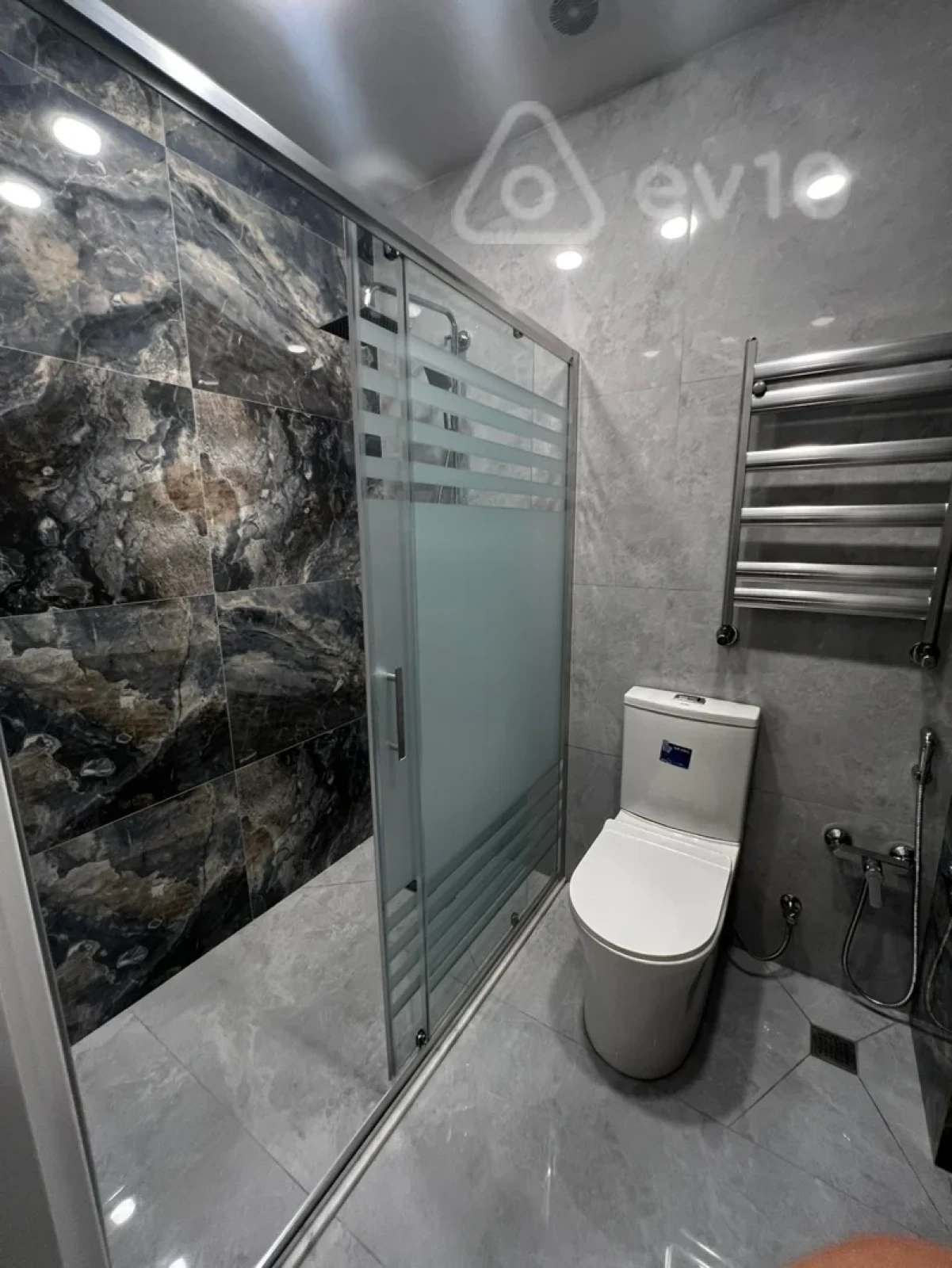 Kirayə verilir 2 otaqlı köhnə tikili 44 m²