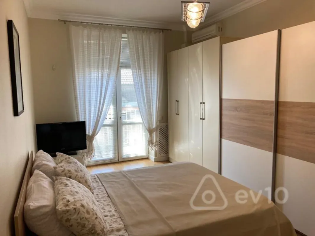 Kirayə verilir 2 otaqlı köhnə tikili 90 m²