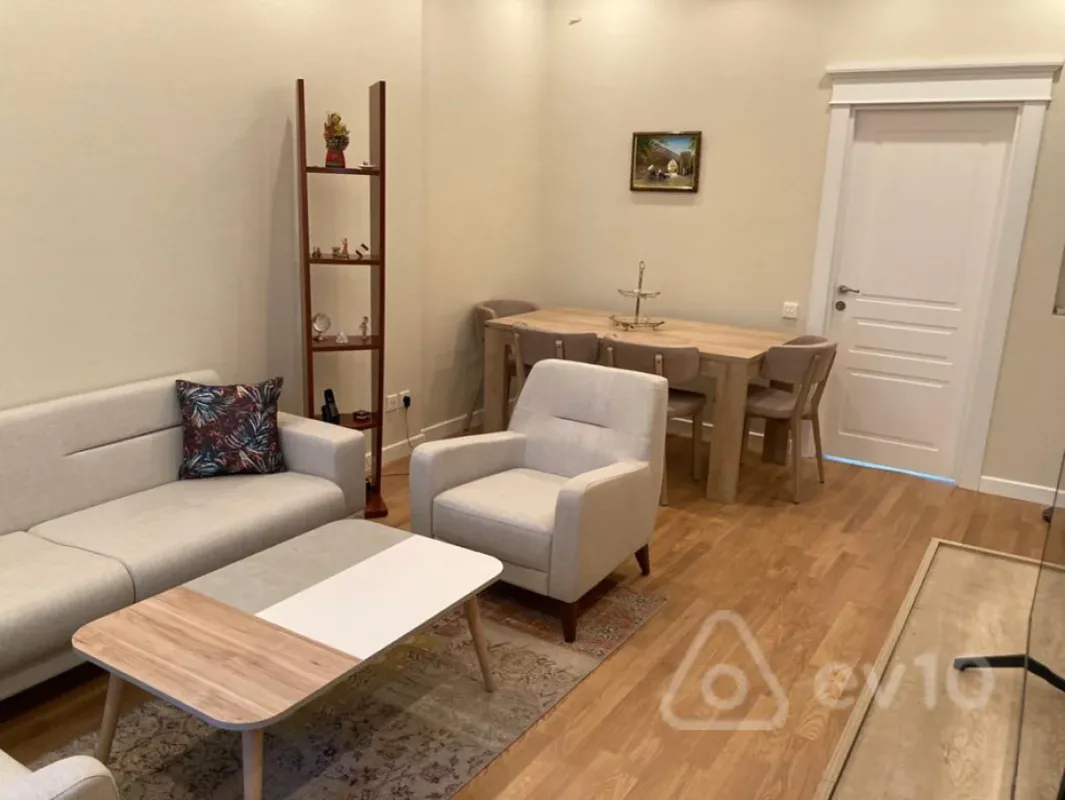 Kirayə verilir 2 otaqlı köhnə tikili 90 m²