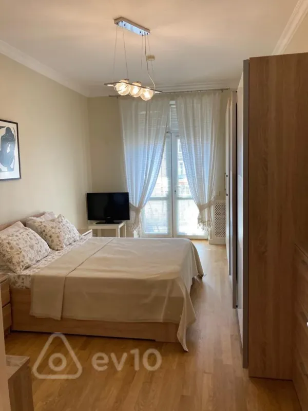 Kirayə verilir 2 otaqlı köhnə tikili 90 m²