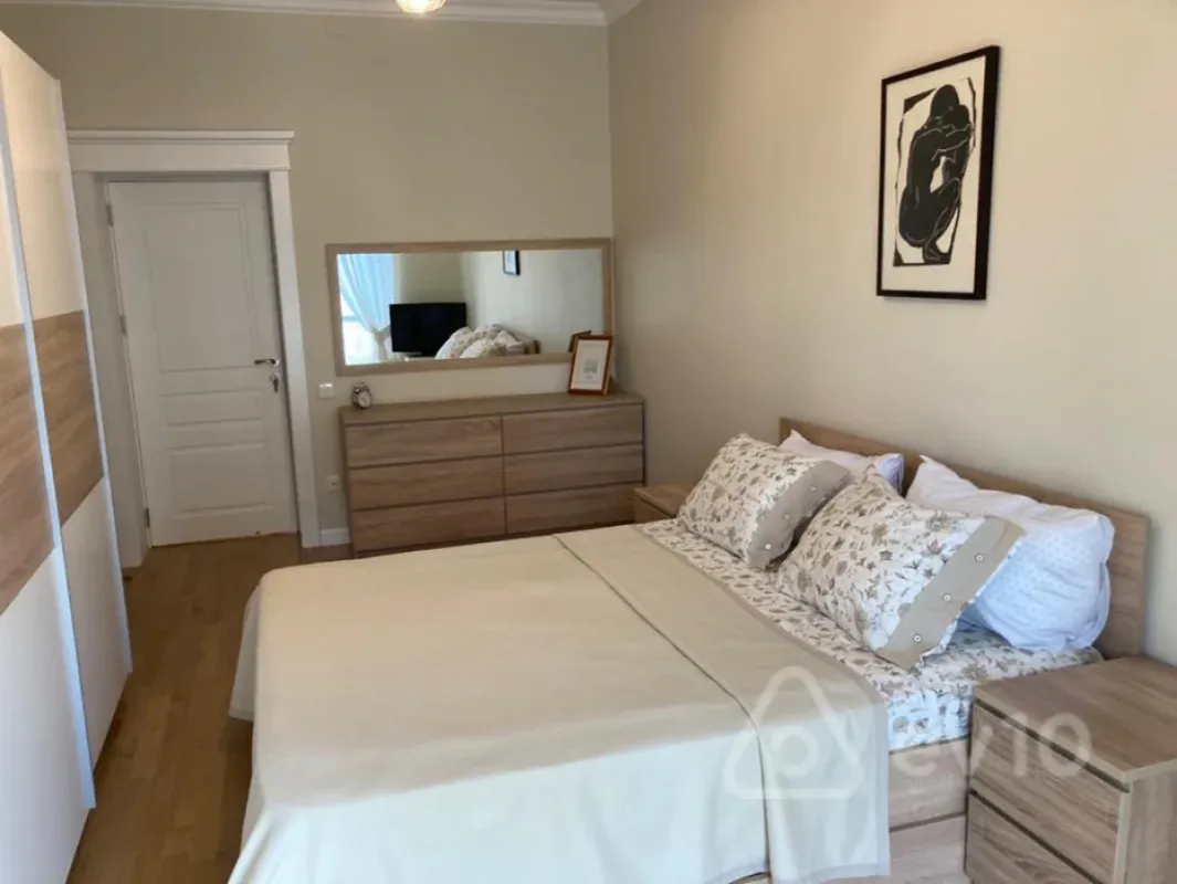 Kirayə verilir 2 otaqlı köhnə tikili 90 m²