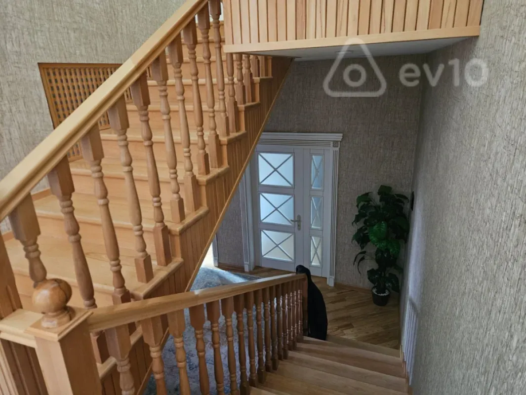 Satılır 5 otaqlı həyət evi 169 m²