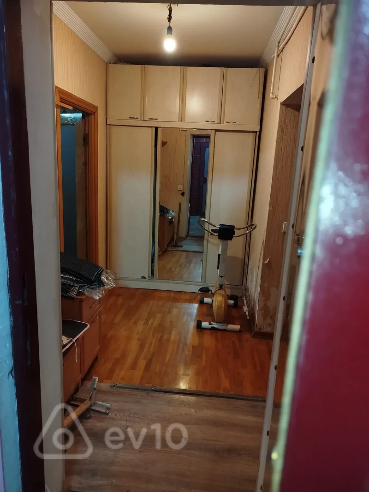 Satılır 2 otaqlı köhnə tikili 64 m²