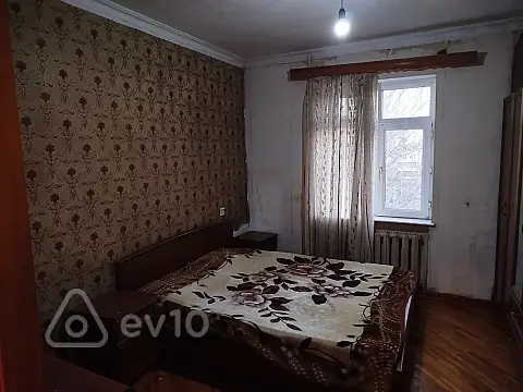 Satılır 2 otaqlı köhnə tikili 64 m²