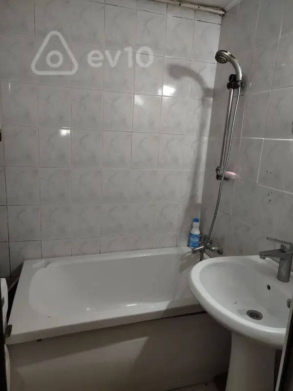 Satılır 2 otaqlı köhnə tikili 64 m²