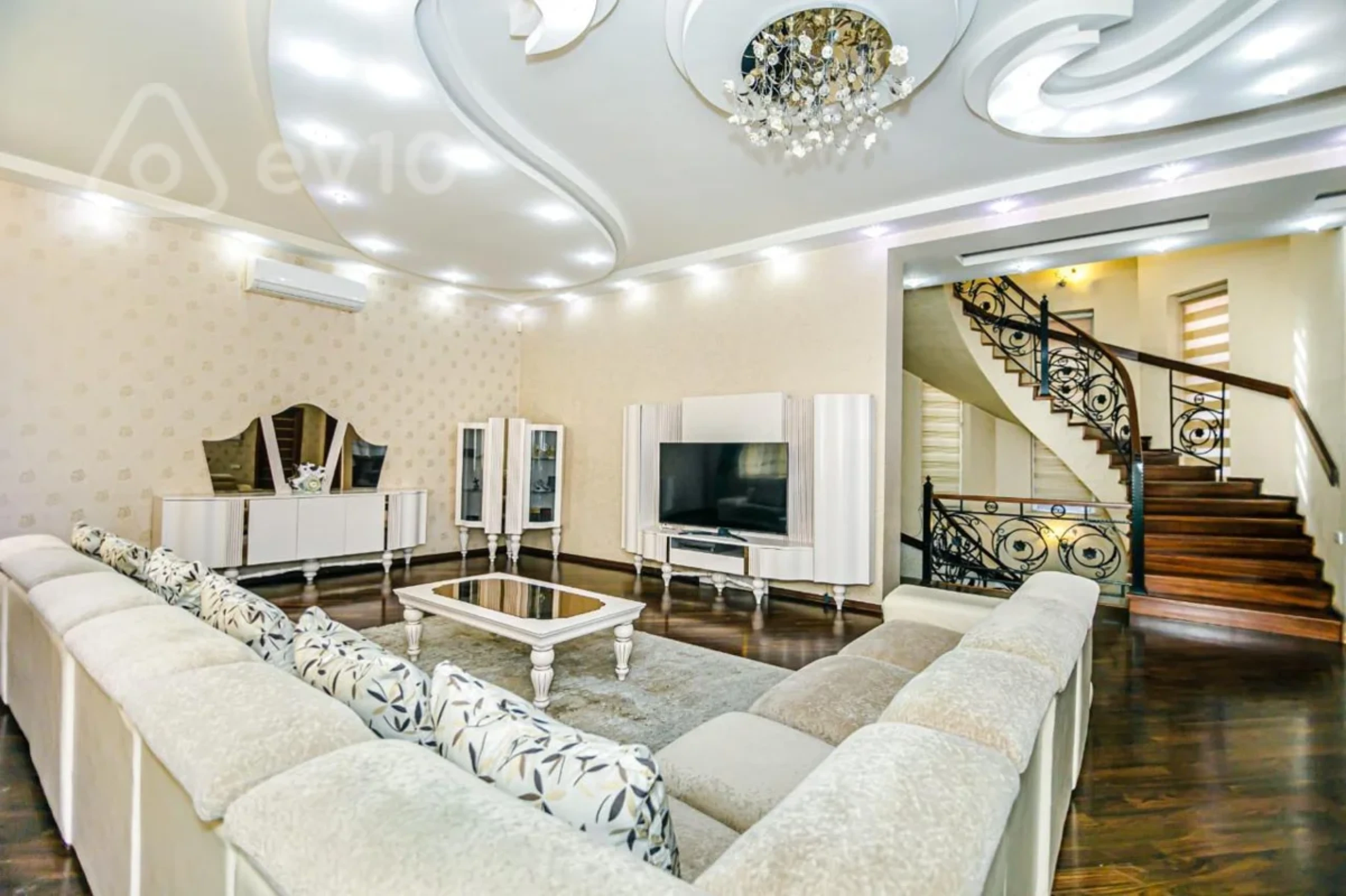 Kirayə verilir 6 otaqlı həyət evi 650 m²
