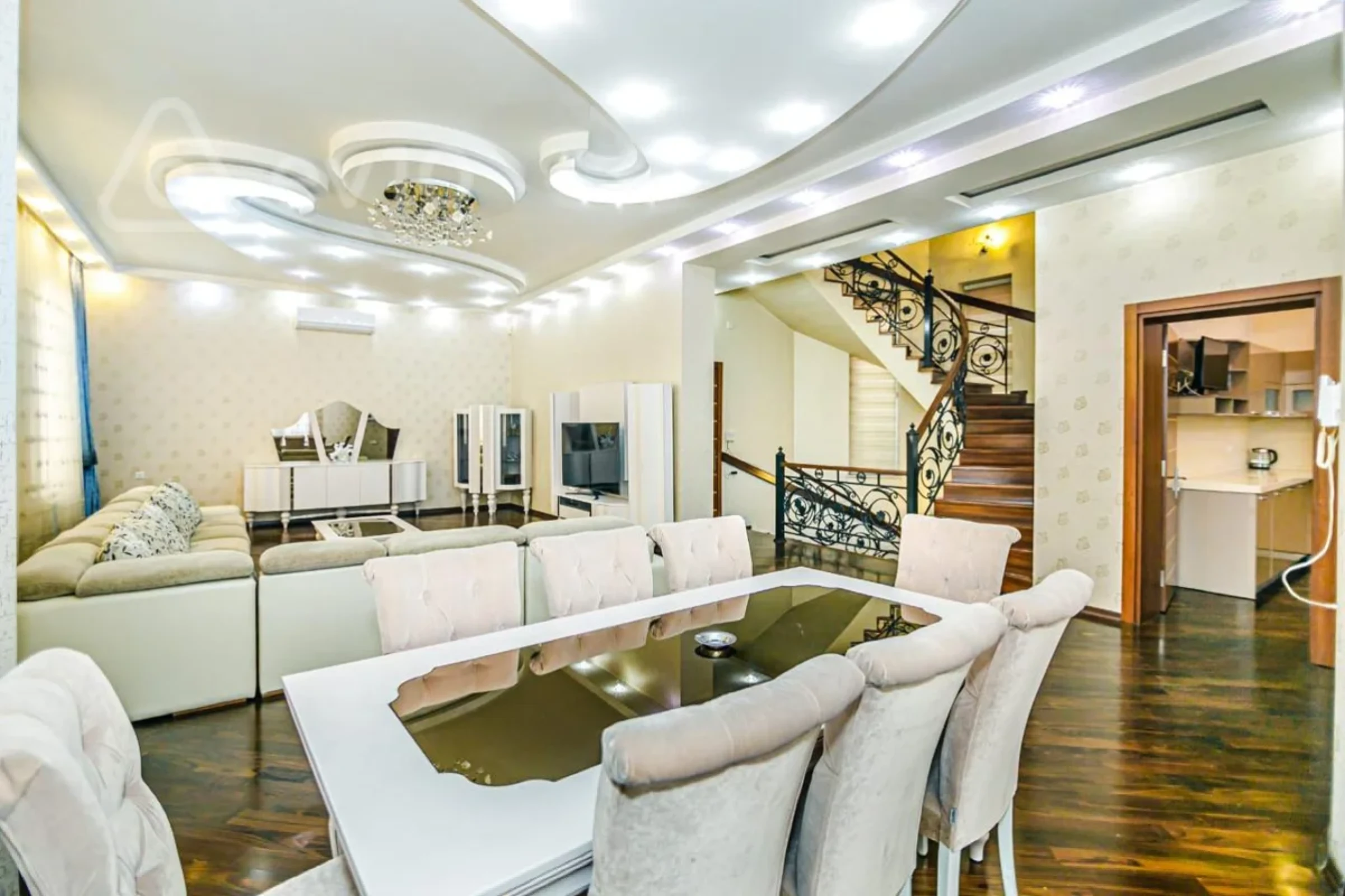 Kirayə verilir 6 otaqlı həyət evi 650 m²