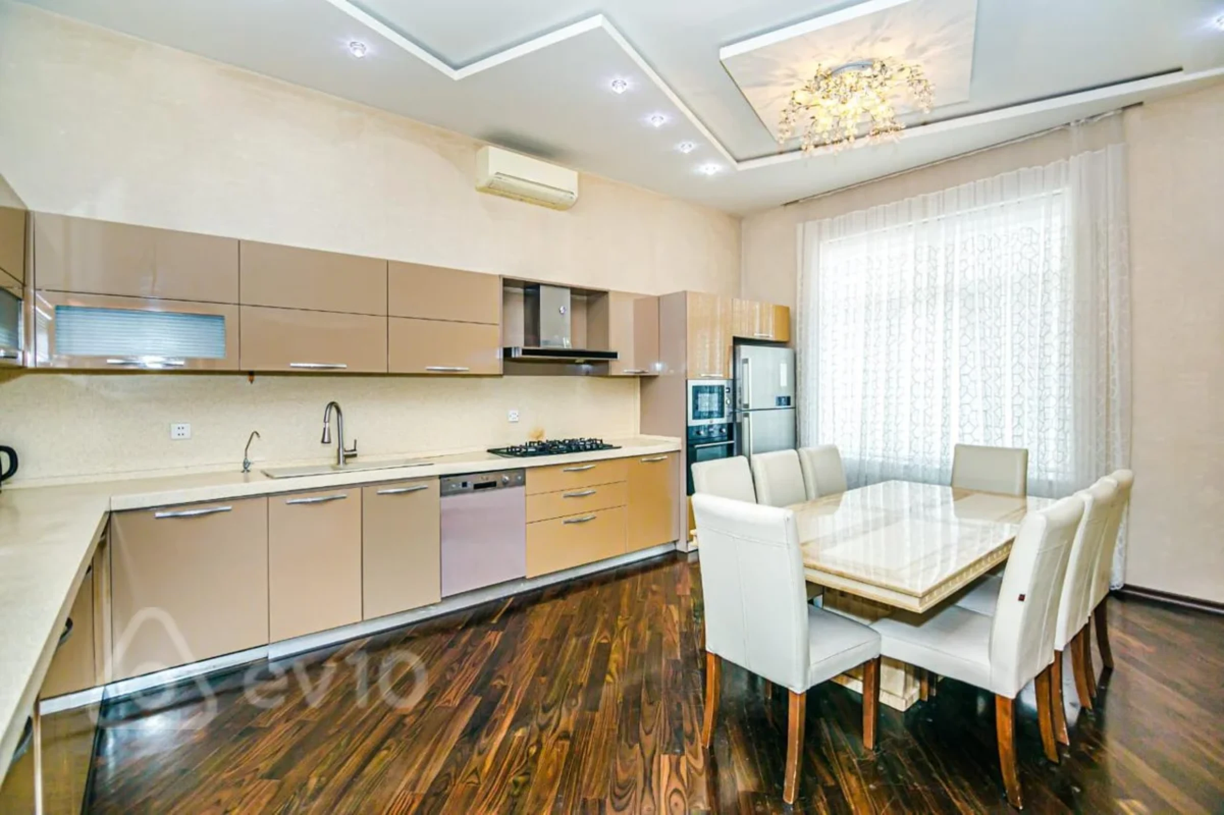Kirayə verilir 6 otaqlı həyət evi 650 m²