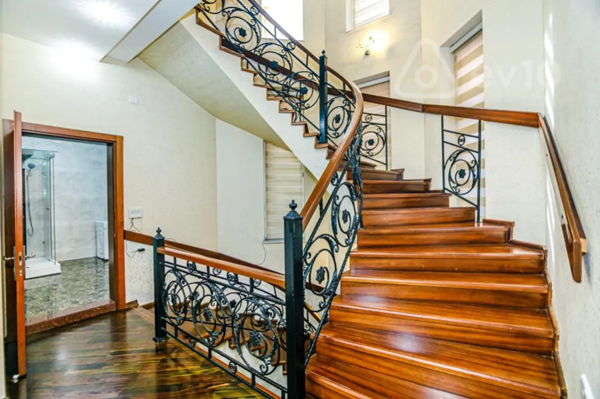 Kirayə verilir 6 otaqlı həyət evi 650 m²