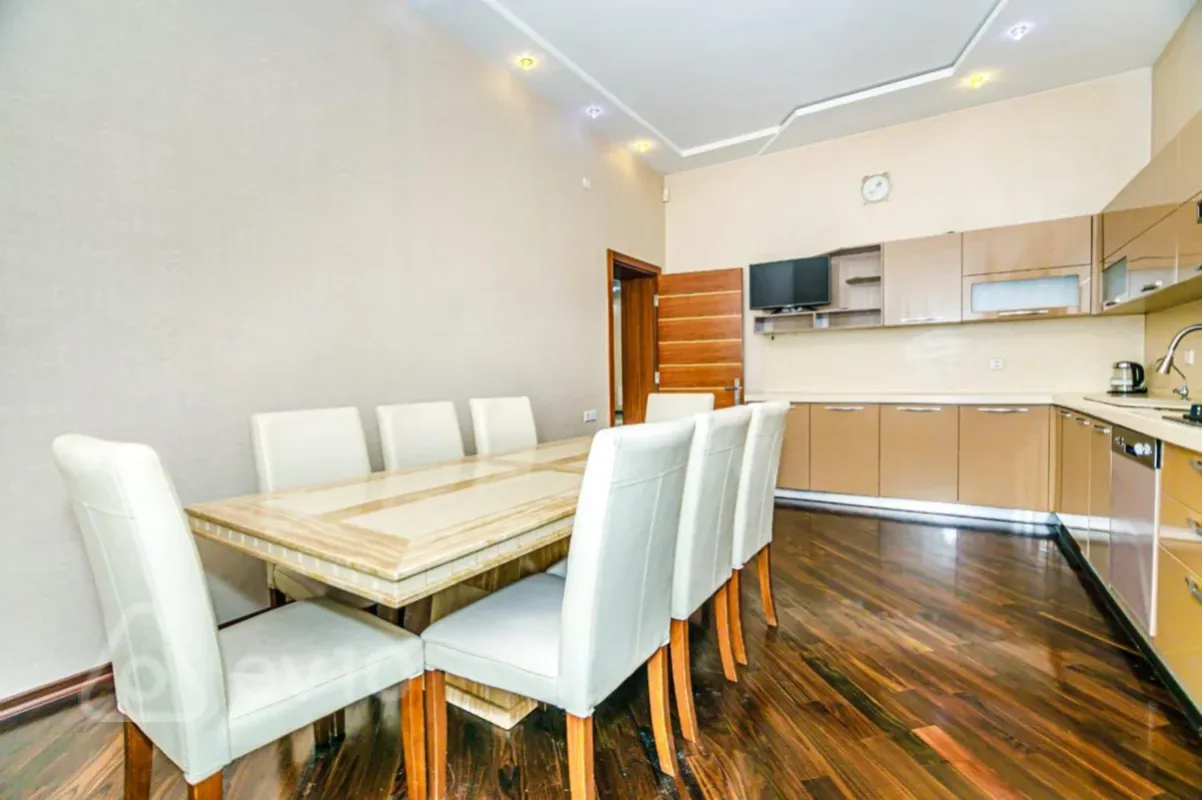 Kirayə verilir 6 otaqlı həyət evi 650 m²