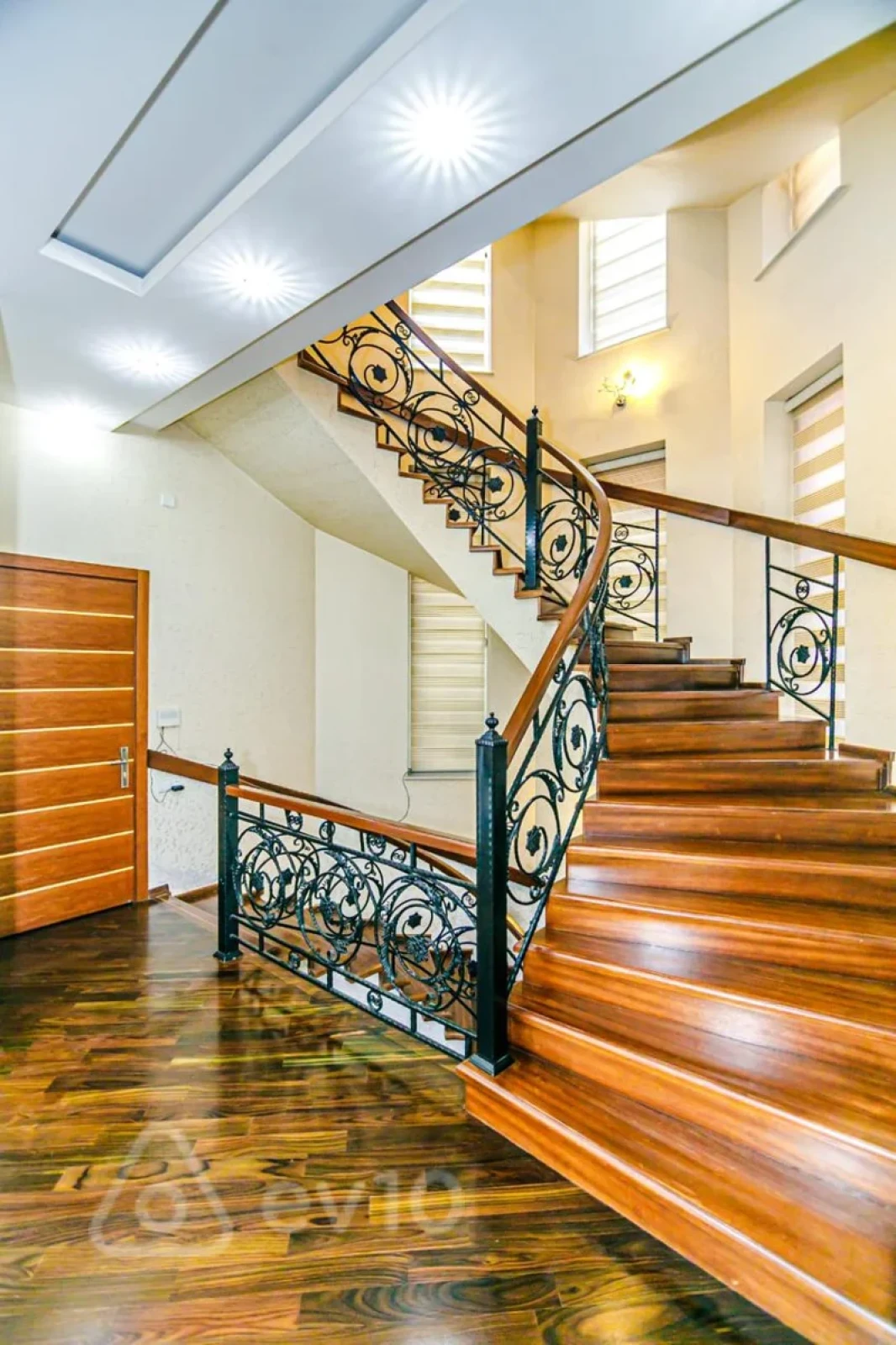 Kirayə verilir 6 otaqlı həyət evi 650 m²