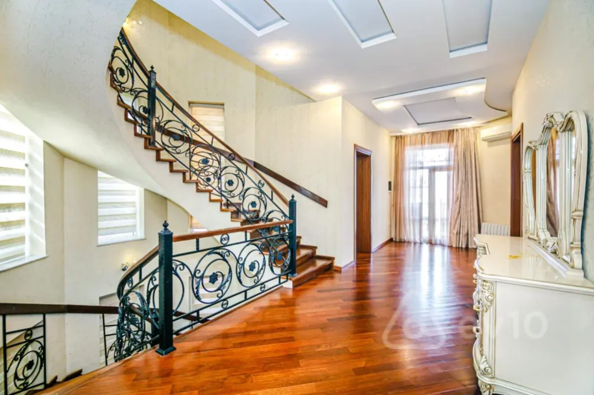 Kirayə verilir 6 otaqlı həyət evi 650 m²