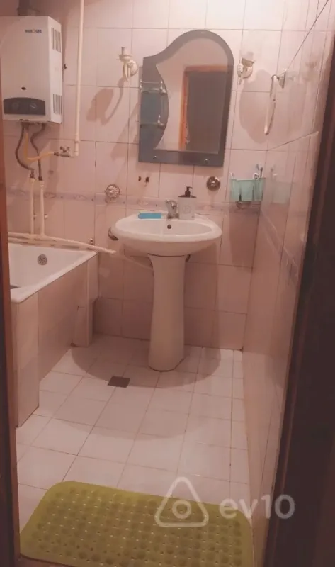 Satılır 2 otaqlı köhnə tikili 60 m²