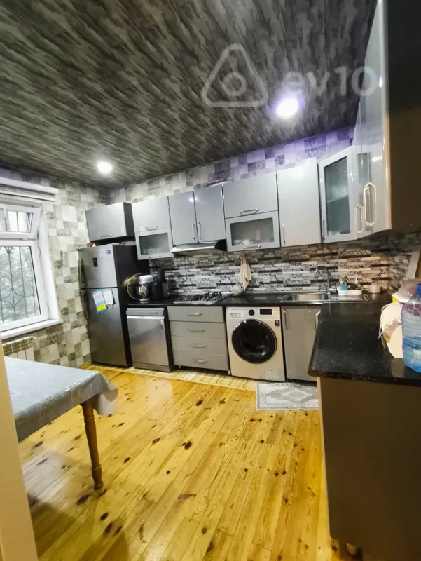 Satılır 5 otaqlı həyət evi 190 m²