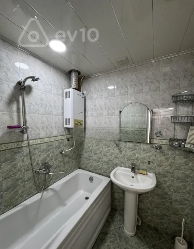 Satılır 2 otaqlı köhnə tikili 60 m²