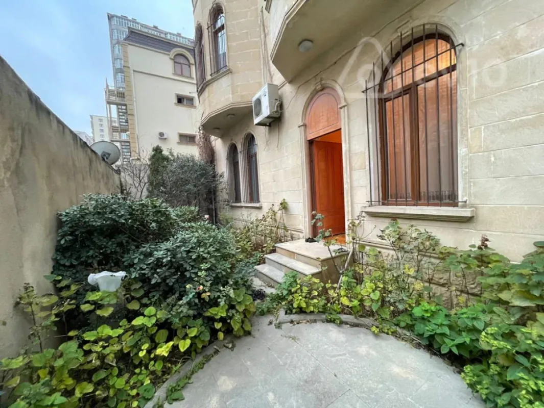 Kirayə verilir 14 otaqlı həyət evi 800 m²