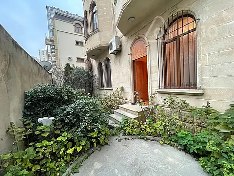 Kirayə verilir 14 otaqlı həyət evi 800 m² — Bakı, Nərimanov 14 otaq 800.00 m²