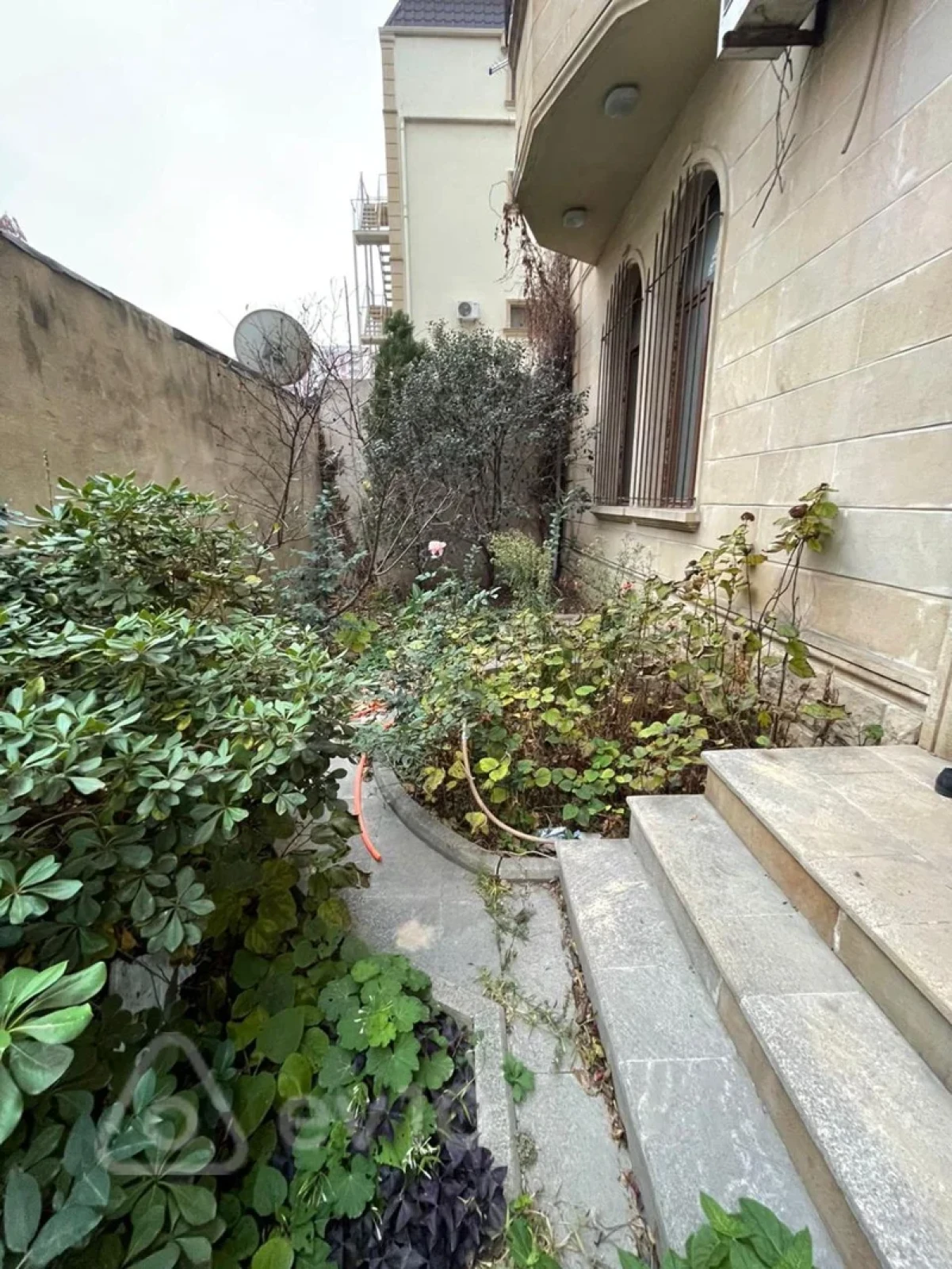 Kirayə verilir 14 otaqlı həyət evi 800 m²